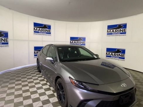 Used 2025 Toyota Camry SE FWD image 4
