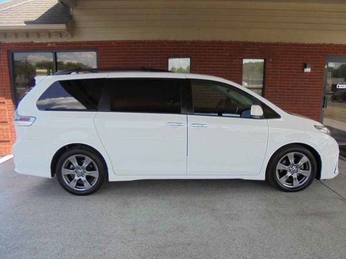 Used 2018 Toyota Sienna SE image 2
