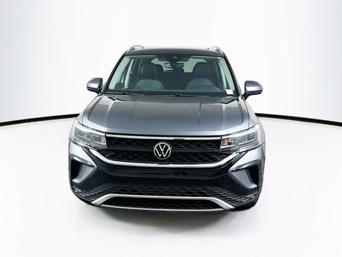 Used 2023 Volkswagen Taos SE w/ Panoramic Sunroof Package image 2