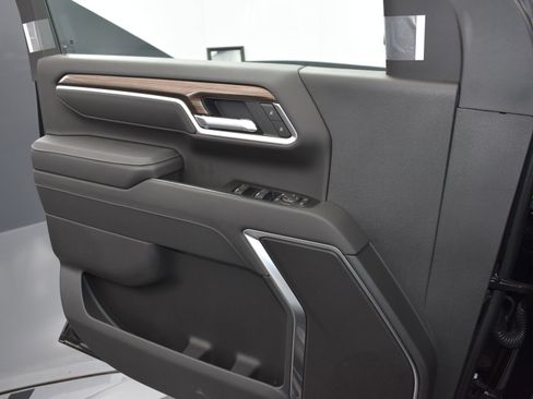 Used 2025 Chevrolet Silverado 2500 LT w/ Z71 Chrome Sport Edition AWD/4WD image 14