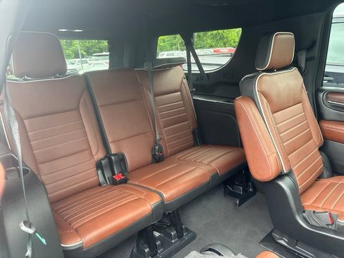 Used 2024 GMC Yukon XL Denali Ultimate AWD/4WD image 11