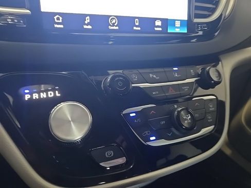 Used 2023 Chrysler Pacifica Touring-L FWD image 24