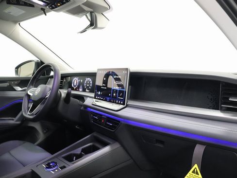 New 2025 Volkswagen Tiguan SE image 23