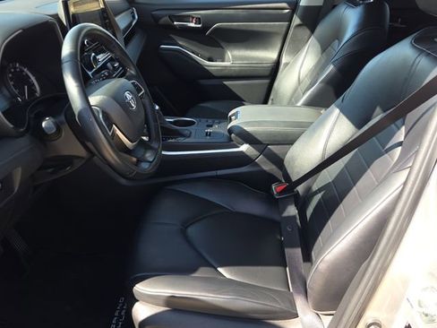 Used 2023 Toyota Highlander XLE image 19