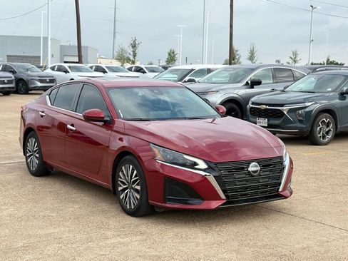 Certified 2024 Nissan Altima 2.5 SV w/ SV Premium Package FWD image 3