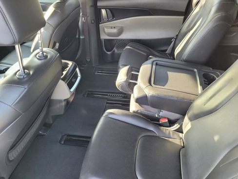 Used 2025 Kia Carnival FWD image 8