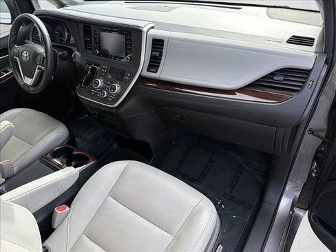 Used 2020 Toyota Sienna Limited Premium image 28