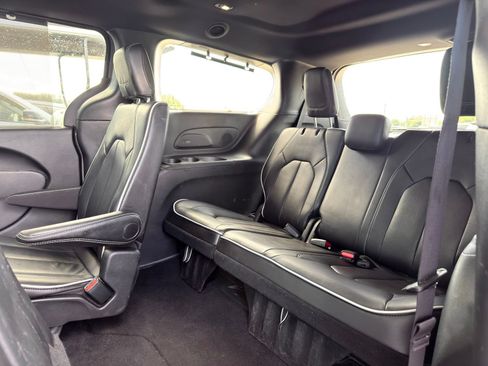 Used 2025 Chrysler Pacifica Limited FWD image 23