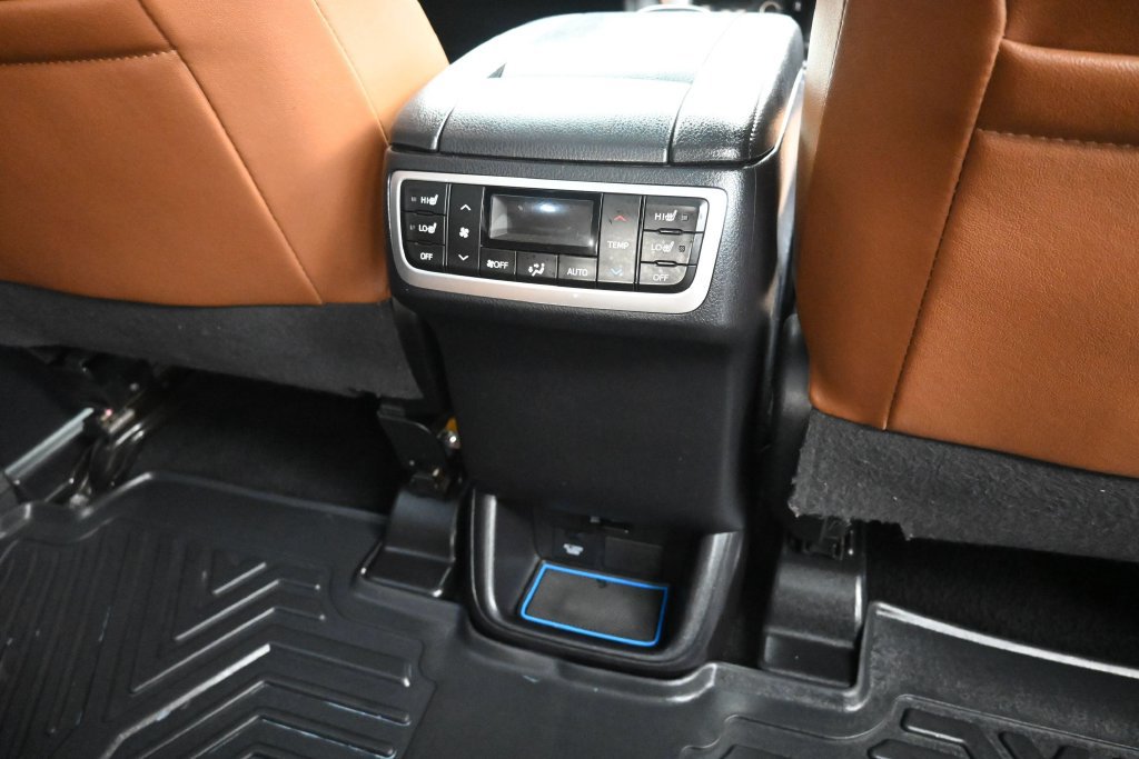 Used 2019 Toyota Highlander Limited Platinum AWD/4WD image 18