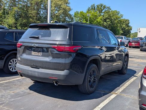 Used 2023 Chevrolet Traverse LT FWD image 7