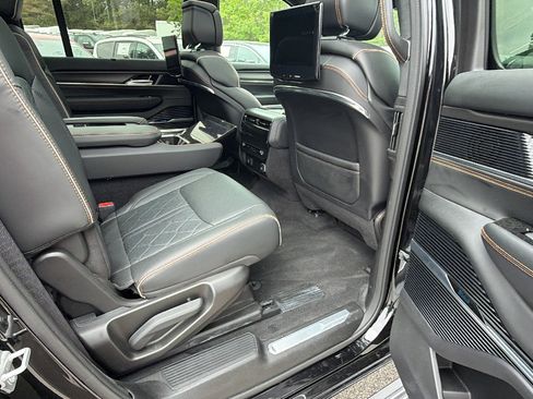 Used 2025 Jeep Grand Wagoneer Series III w/ Rear Seat Video Group 1 AWD/4WD image 23