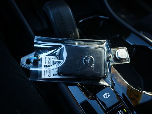 Used 2025 Volvo XC40 B5 Plus image 37