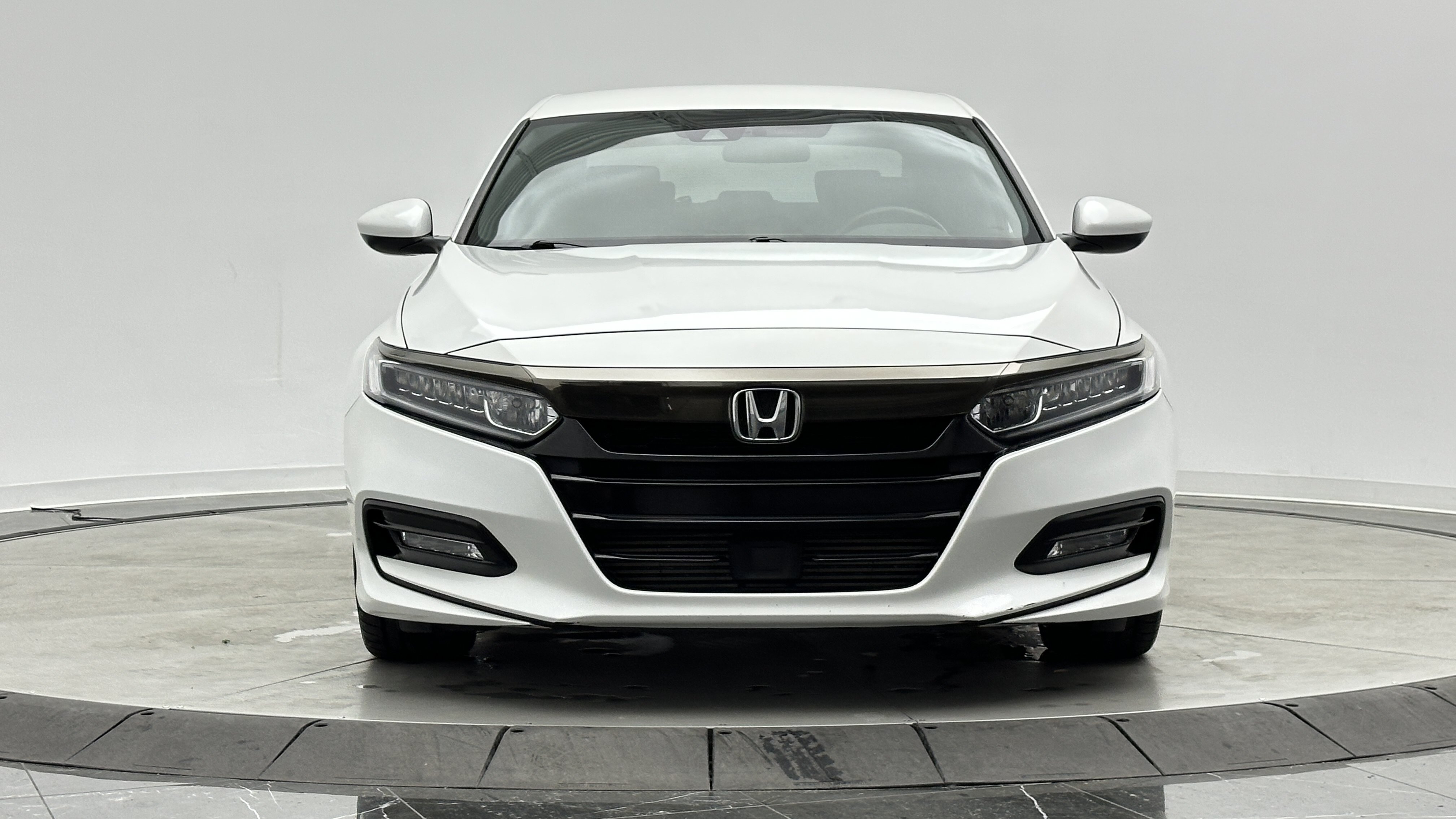 Used 2018 Honda Accord Sport image 2