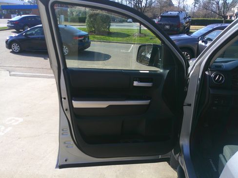 Used 2014 Toyota Tundra SR5 w/ SR5 Upgrade Package image 18