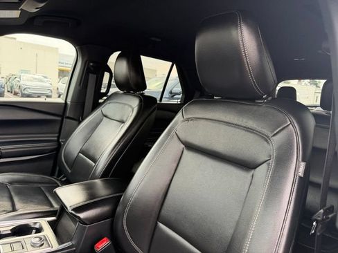 Used 2020 Ford Explorer XLT w/ Equipment Group 202A AWD/4WD image 18