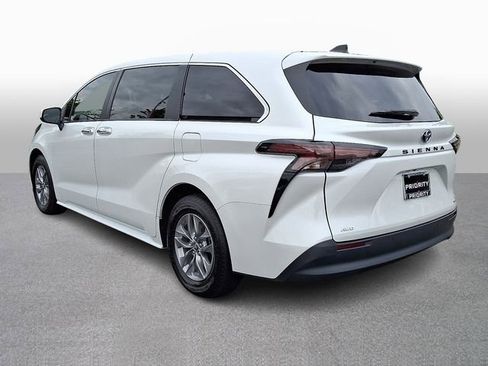 Used 2024 Toyota Sienna XLE AWD/4WD image 6