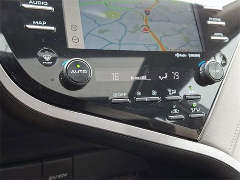 Used 2020 Toyota Camry XLE image 16