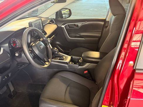 Used 2021 Toyota RAV4 LE AWD/4WD image 32