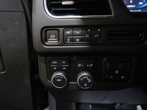 Used 2022 Chevrolet Suburban LT w/ Luxury Package image 39