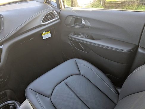 New 2026 Chrysler Pacifica Select image 19
