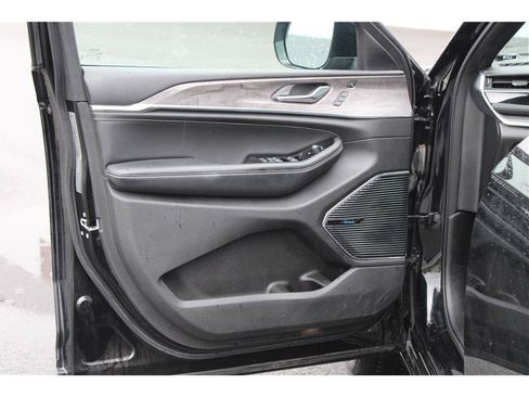 Used 2022 Jeep Grand Cherokee Overland w/ Luxury Tech Group IV AWD/4WD image 7