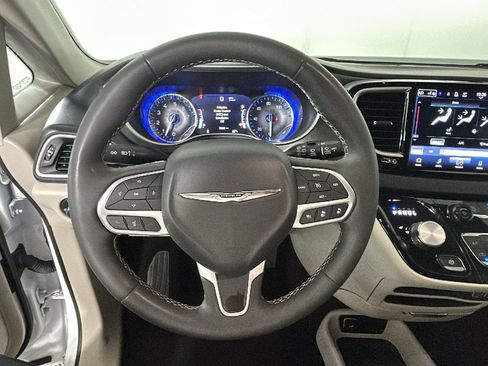 Used 2024 Chrysler Pacifica Touring-L FWD image 16