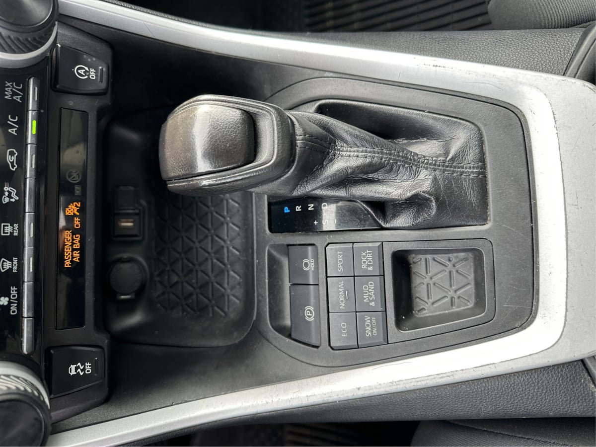 Used 2021 Toyota RAV4 LE AWD/4WD image 17