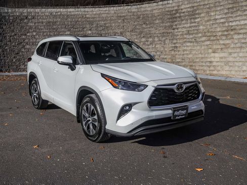 Used 2022 Toyota Highlander XLE image 2