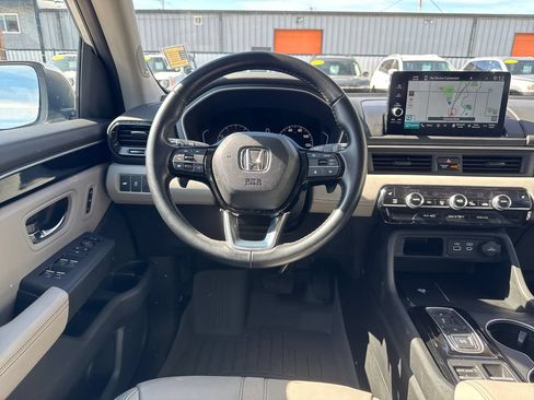Used 2023 Honda Pilot Touring image 13