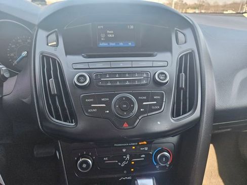 Used 2015 Ford Focus SE w/ SE Sport Package image 18