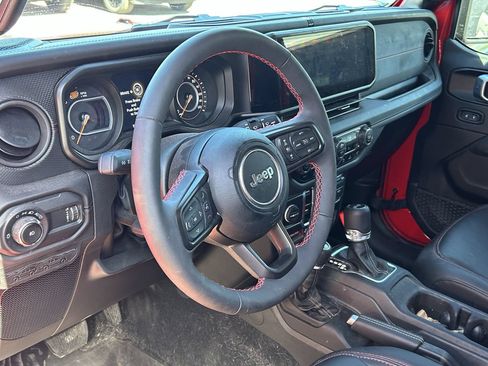 Used 2024 Jeep Wrangler Unlimited Rubicon AWD/4WD image 10