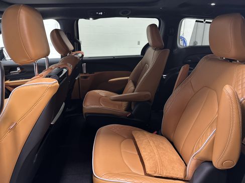 Used 2023 Chrysler Pacifica Pinnacle image 32