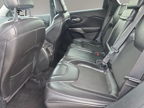 Used 2019 Jeep Cherokee Latitude Plus w/ Cold Weather Group AWD/4WD image 10