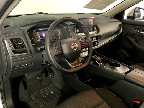 Used 2025 Nissan Rogue SV image 14