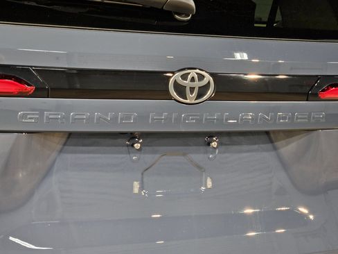 Used 2024 Toyota Grand Highlander AWD image 39