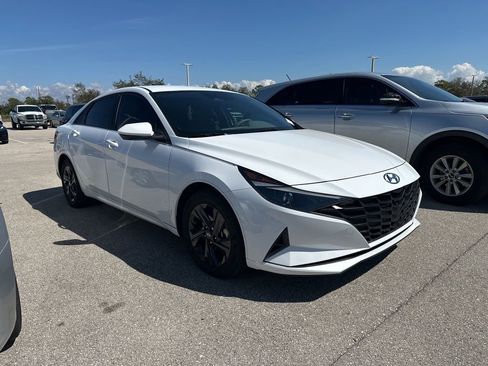 Used 2021 Hyundai Elantra Blue image 2