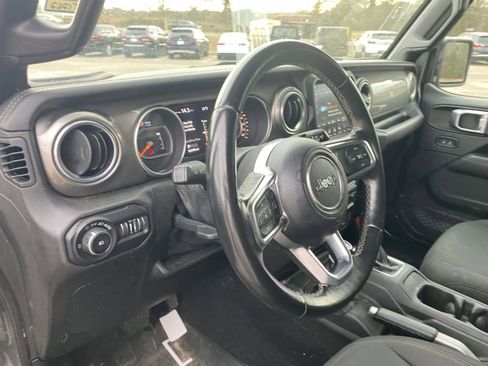 Used 2018 Jeep Wrangler Unlimited Sahara image 16