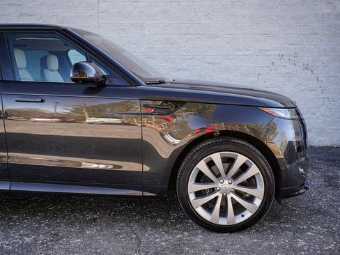 Used 2023 Land Rover Range Rover Sport SE Dynamic image 14