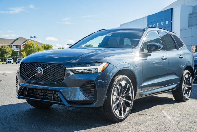 New 2027 Volvo XC60 T8 Plus AWD/4WD image 3