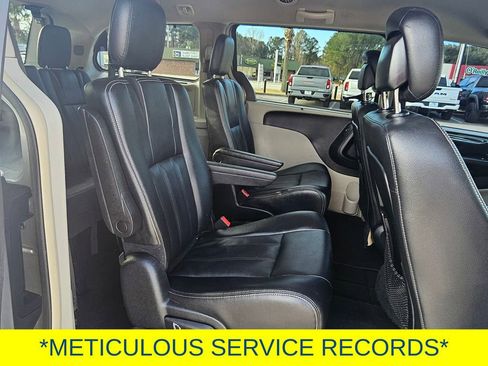 Used 2016 Chrysler Town & Country Touring image 9