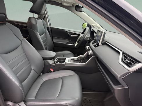 Used 2021 Toyota RAV4 XLE Premium AWD/4WD image 28