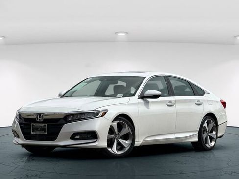 Used 2018 Honda Accord Touring image 2