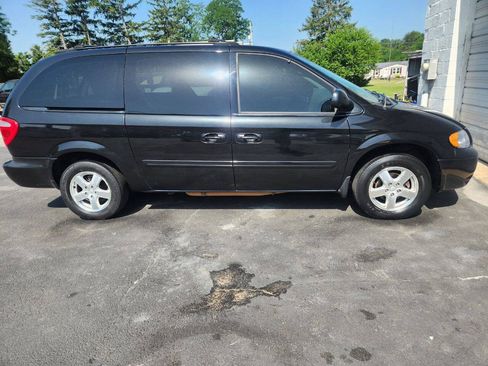 Used 2005 Dodge Grand Caravan SXT FWD image 2