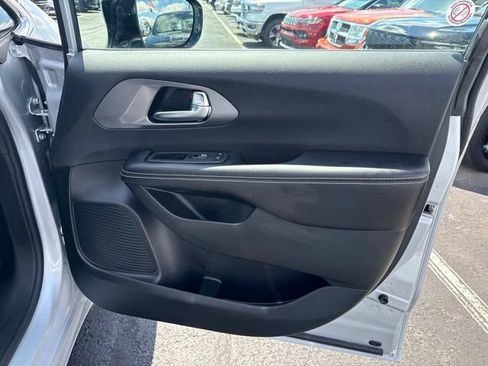 Used 2026 Chrysler Pacifica Select FWD image 26