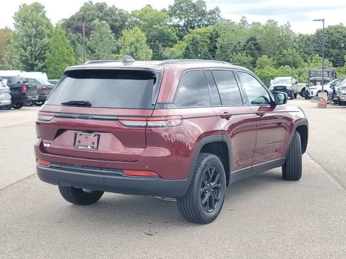 Used 2024 Jeep Grand Cherokee Altitude AWD/4WD image 2