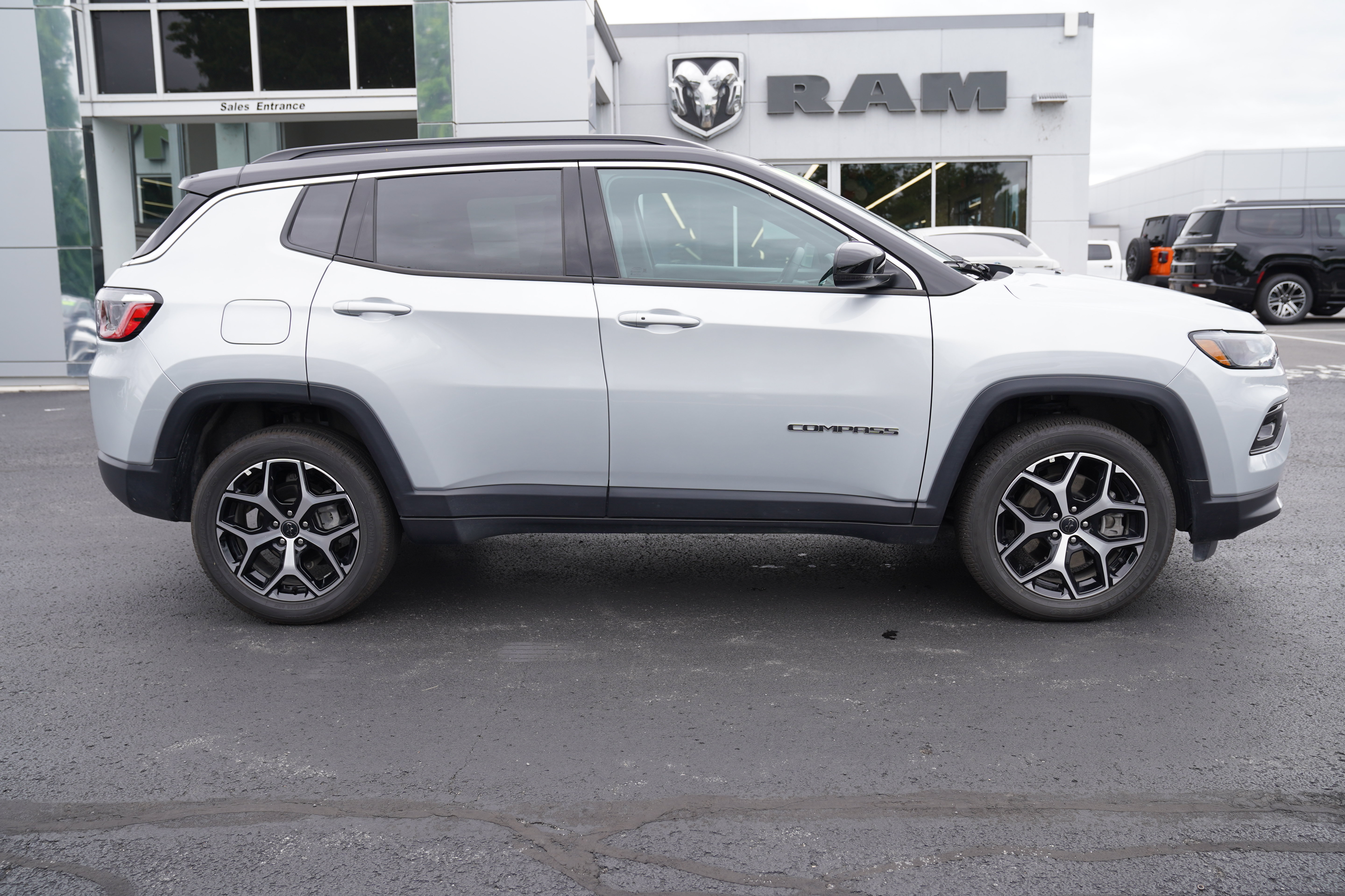Used 2026 Jeep Compass Limited AWD/4WD image 2