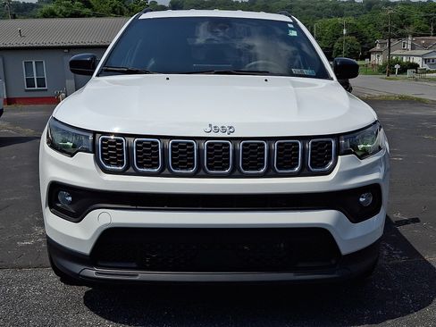 Used 2024 Jeep Compass Latitude AWD/4WD image 2