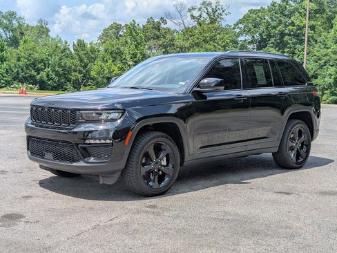 Used 2023 Jeep Grand Cherokee Limited w/ Black Appearance Package AWD/4WD image 5