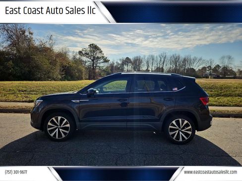 Used 2022 Volkswagen Taos SE image 1