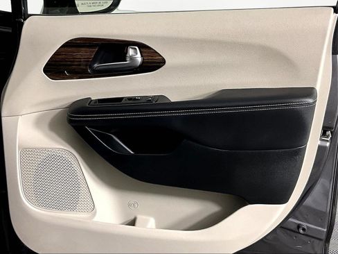 Used 2023 Chrysler Pacifica Limited FWD image 29